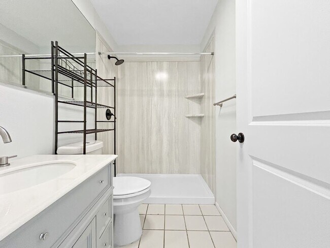 Building Photo - Deposit-Free Living! Stunning Sarasota Home with Pool – Minutes from Siesta Key Beach!