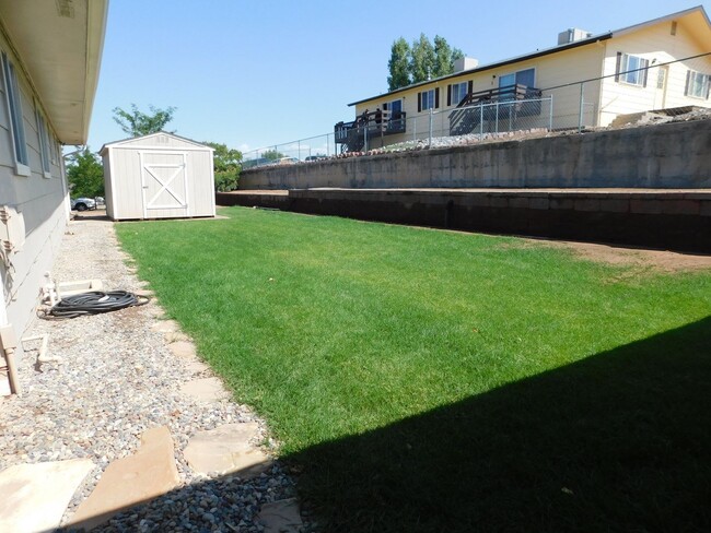 Building Photo - Redlands Home with Great Views