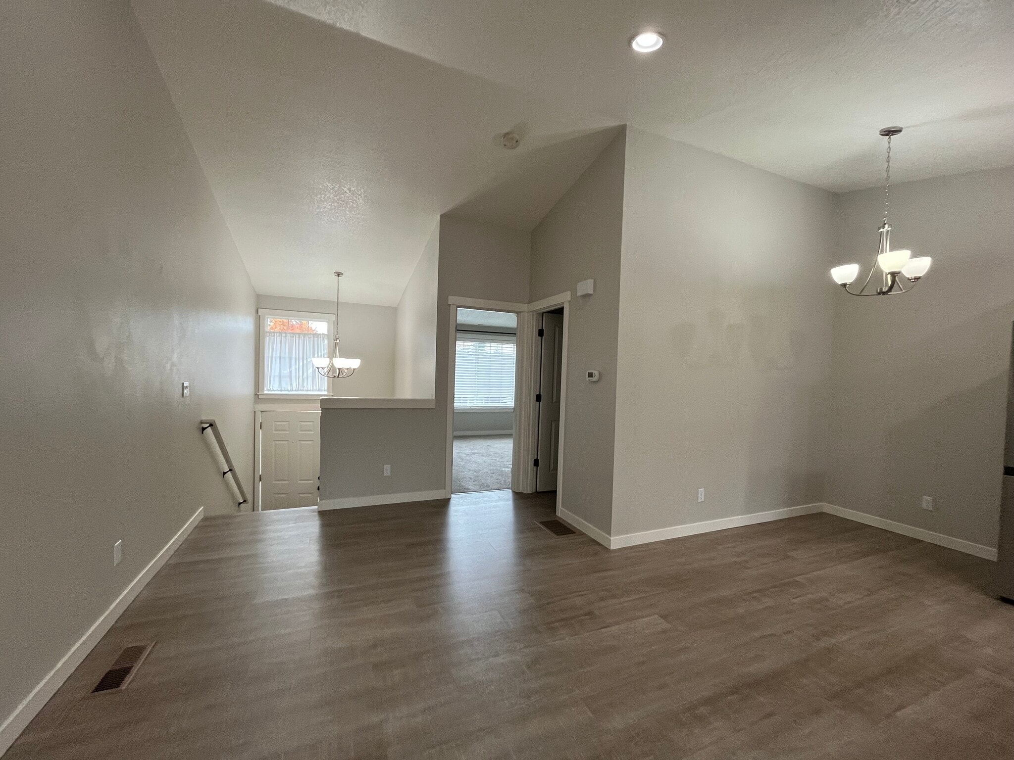 Building Photo - 607 W 1st St