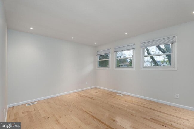 Building Photo - 384 Walnut Ln