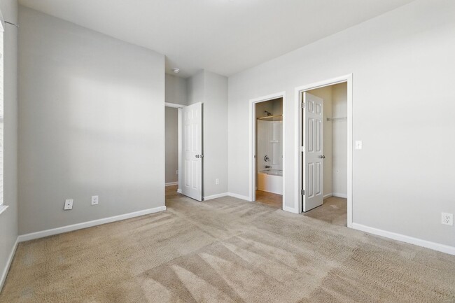 Building Photo - Super Cute, 2 bedroom 1 bath townhome in P...