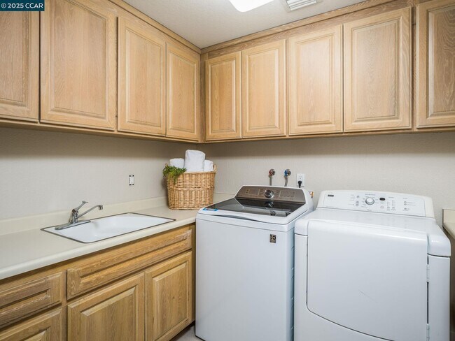 Building Photo - 21 Deer Oaks Ct
