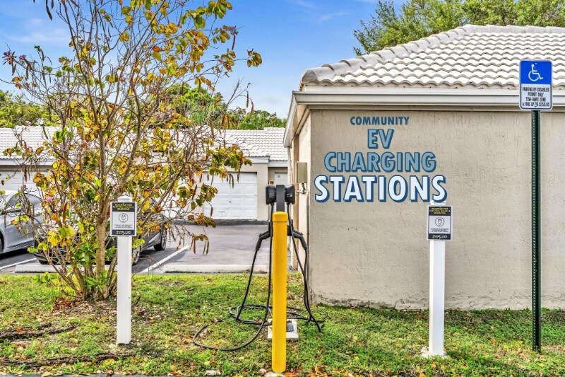 Building Photo - 2811 N Oakland Forest Dr