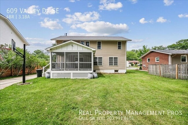 Building Photo - 609 Valley Dr SE