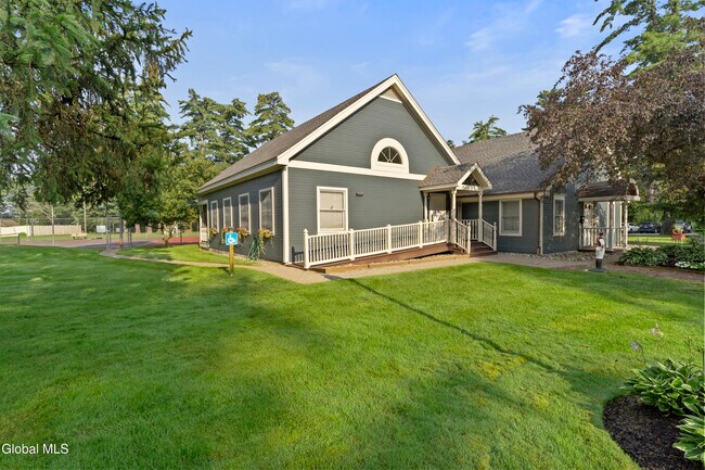 Building Photo - 19 Sarazen St