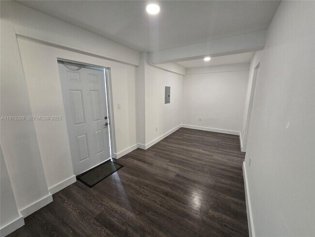 Building Photo - 1629 SW 6th St