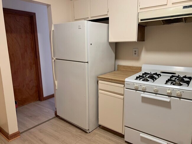 Building Photo - 226 Brightman St