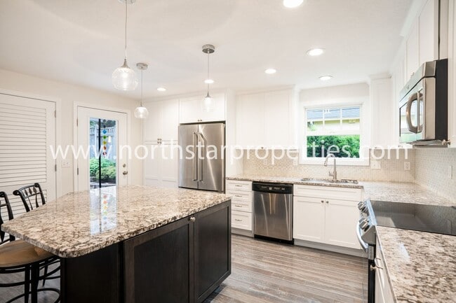 Building Photo - Impeccable Multnomah Village Bungalow