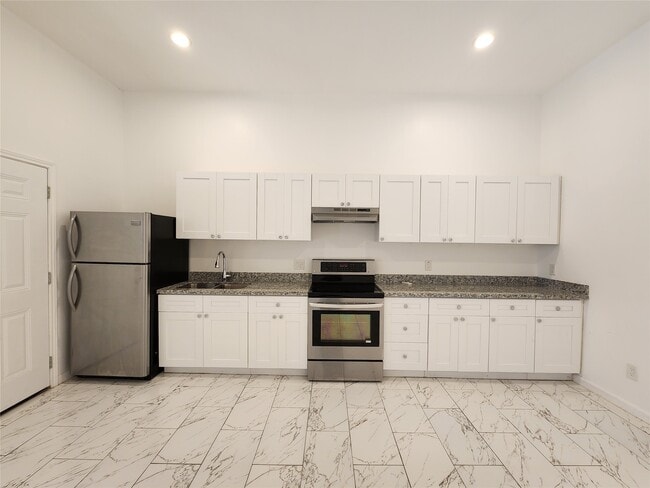 Building Photo - 5027 Creekmont Dr