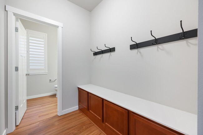 Building Photo - Community beach access! 4 bedrooms 2.5 baths.