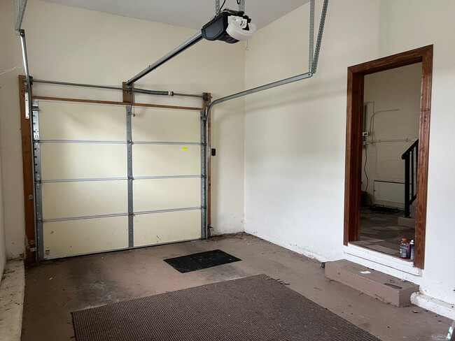 Building Photo - One Level Home! 3or 4 bedroom 1 bath with extra-large den, garage and extra storage on almost an ...