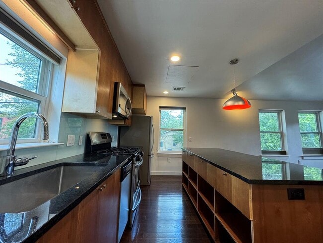 Building Photo - 1208 E 2nd St