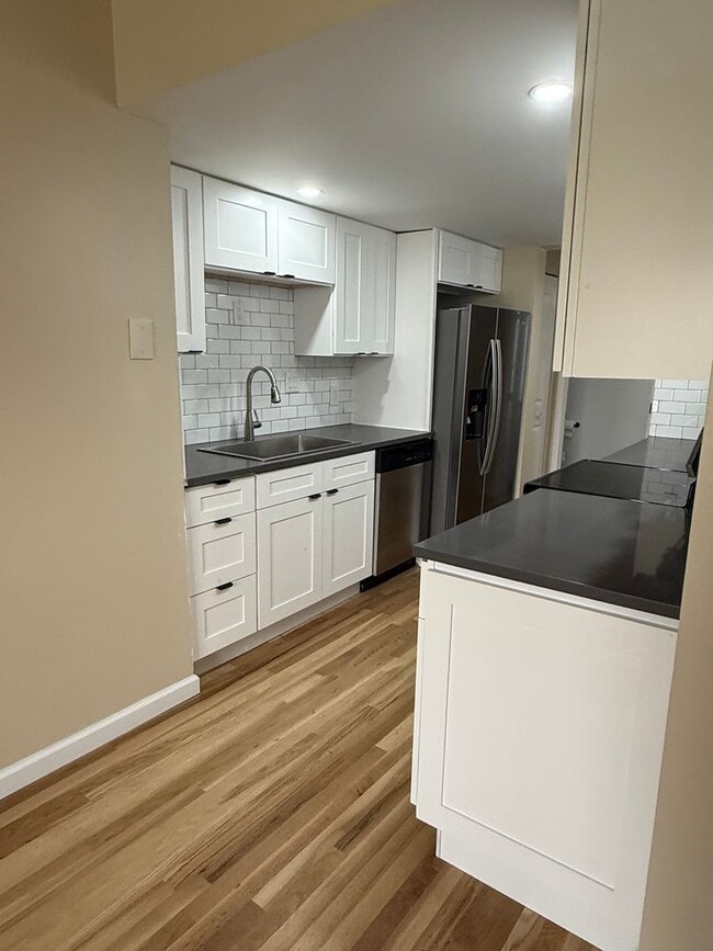 Building Photo - Beautiful Updated 4 bedroom townhouse available!