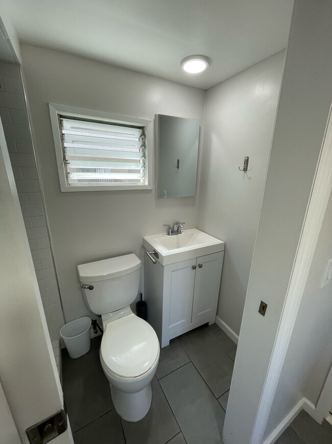 Building Photo - 1110 W 164th St