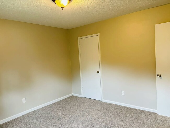 Building Photo - 42 Westgate Park Ln