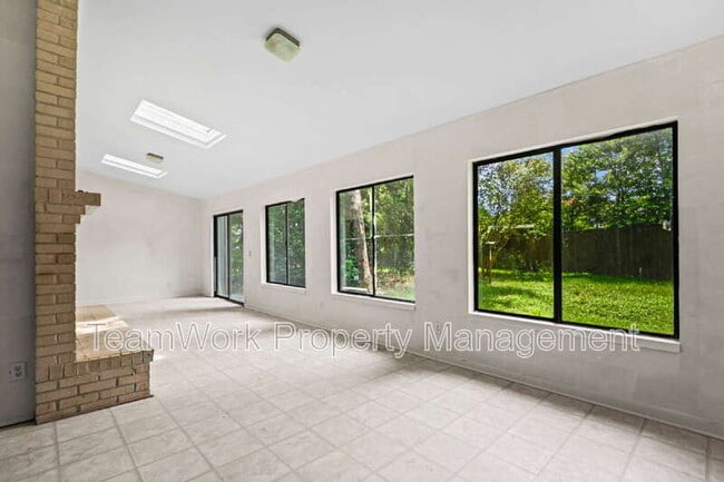 Building Photo - 9 Stallion Ct
