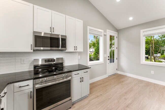 Building Photo - Medford Mews, Carriage House 317