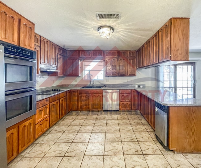 Building Photo - Large 4 bed available in Carlsbad NM