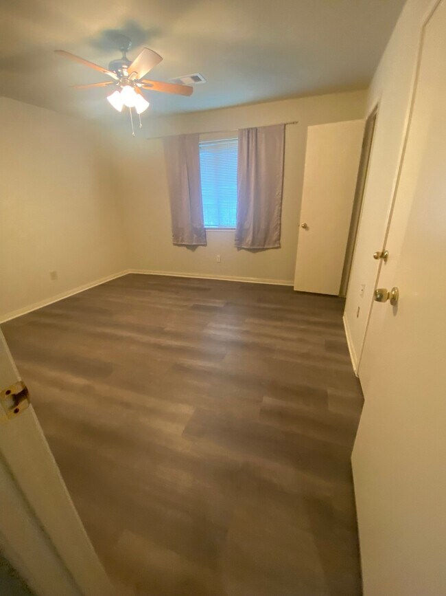 Building Photo - 8915 Weyburn Grove Dr