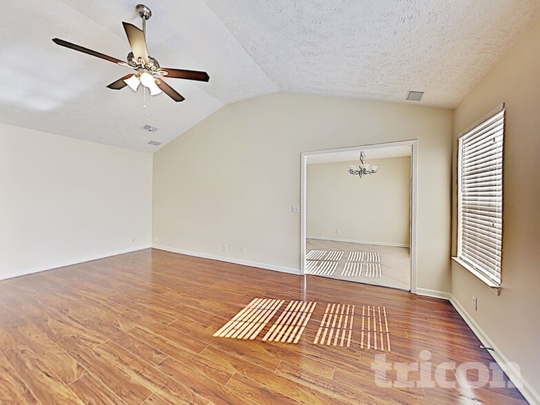 Building Photo - 3013 Weybridge Dr