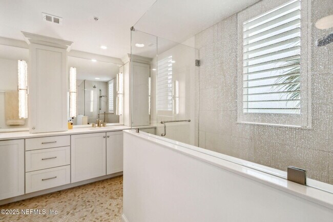 Building Photo - 426 Beachside Pl