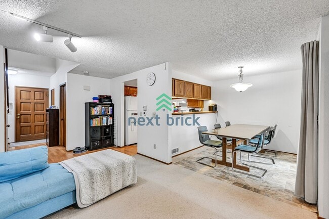 Building Photo - 3 BED & 1.5 BATH FOR RENT