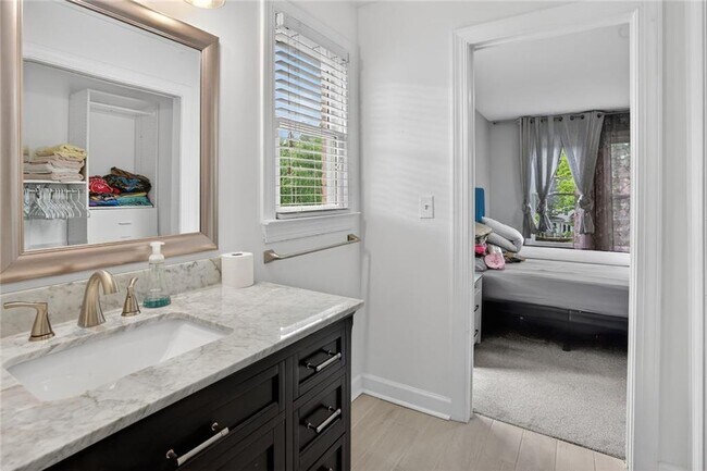Building Photo - 2502 Regency Lake Dr