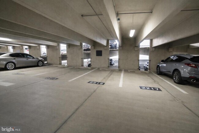 Building Photo - 400 Symphony Cir