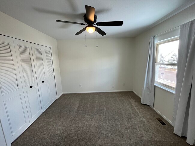 Building Photo - 5303 Meadowgreen Dr