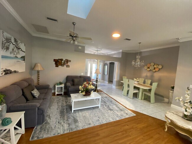 Building Photo - Spectacular ANNUAL LEASE, Fully Furnished ...