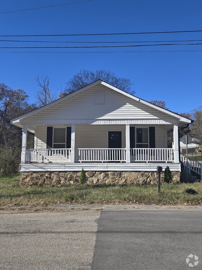 Building Photo - Move In Special: Charming North Chatt House