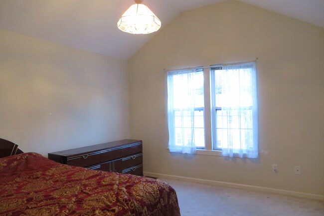 Building Photo - 64 Lilac Cir