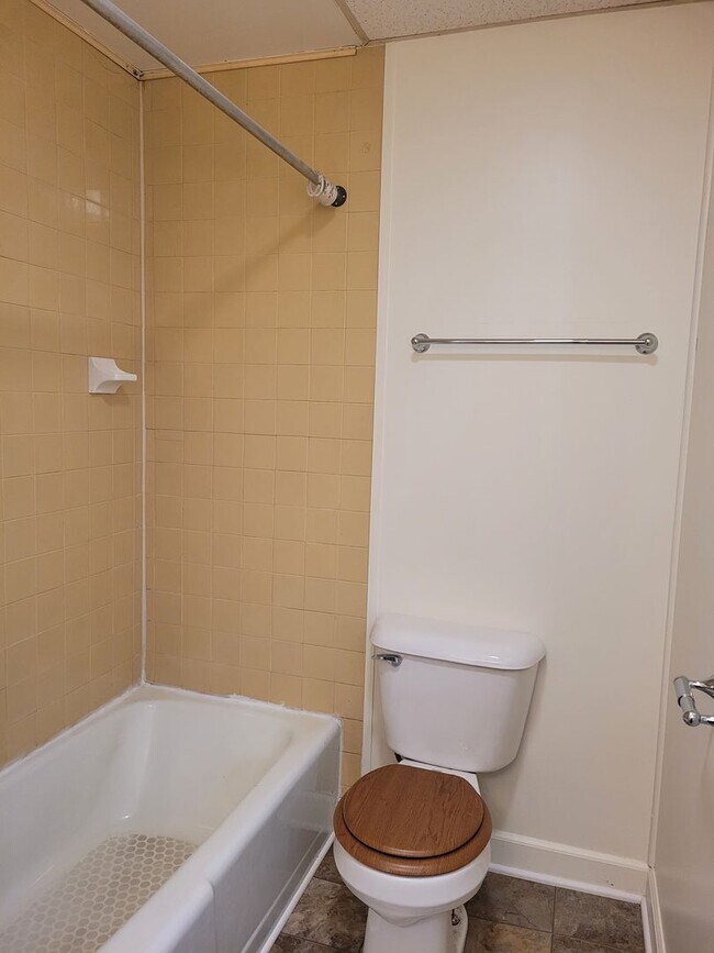 Building Photo - 123 E Burd St