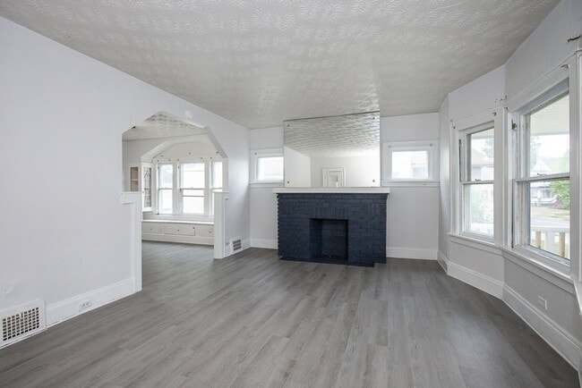 Building Photo - 4930 E 108th St