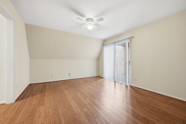 Building Photo - 2727 Briarhurst Dr