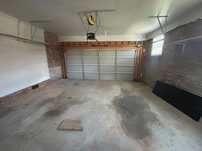 Building Photo - 7201 Mountainbrook Dr
