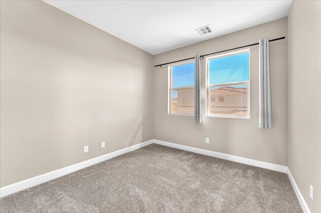 Building Photo - 4-Bedroom Tuscany Townhome with Strip & Golf Course Views