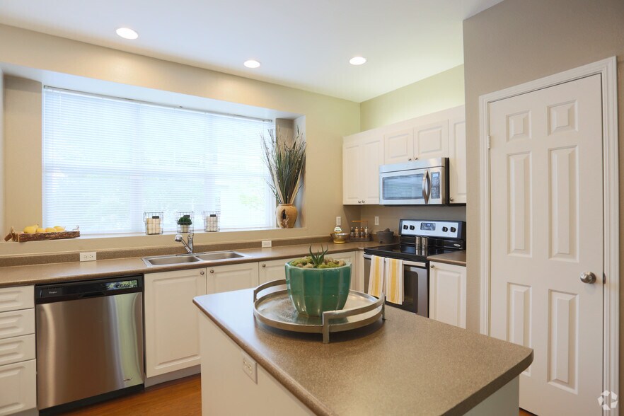 LionsGate South 2470 NW Inverness Dr Hillsboro OR 97124 Apartment