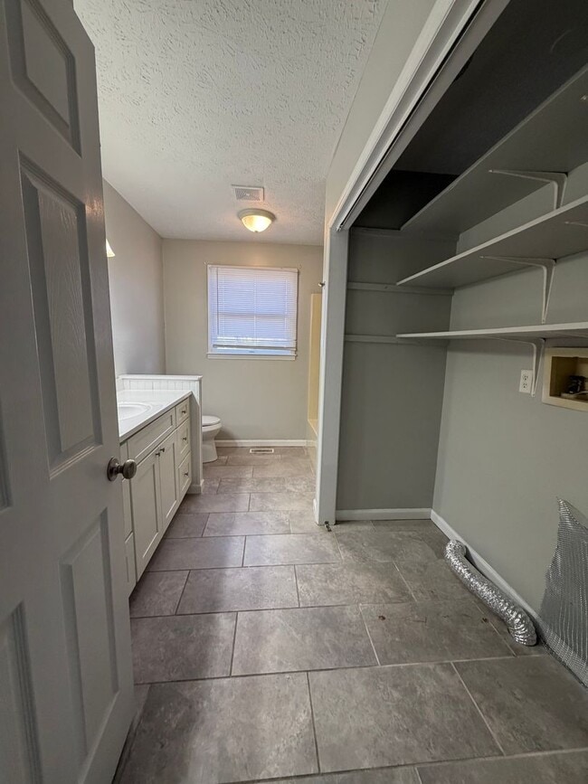 Building Photo - Location!!!!