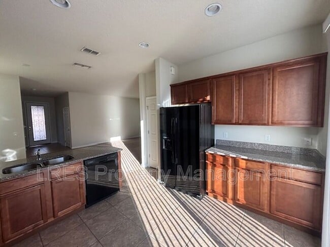 Building Photo - 251 Domus Ln