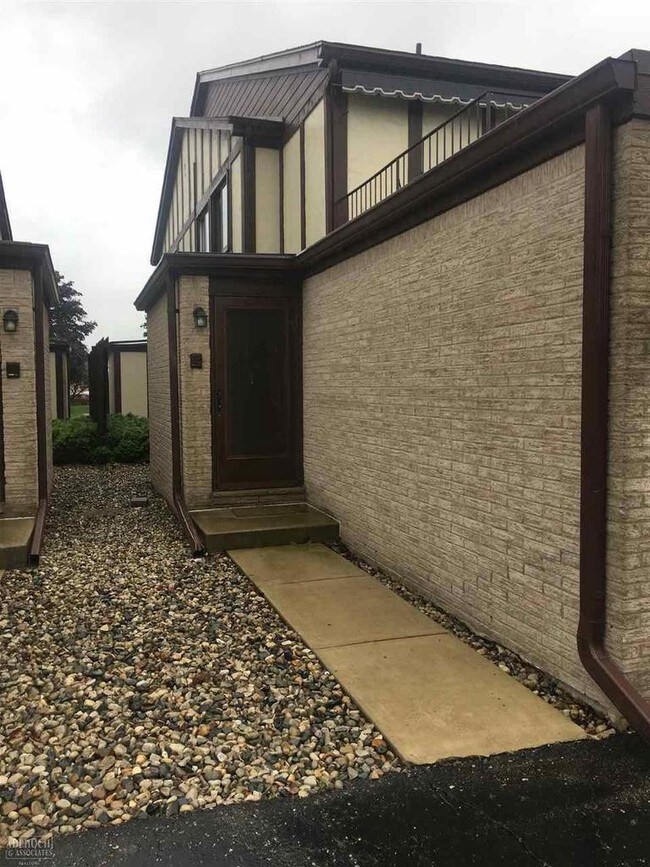 Building Photo - 1010 Country Club Dr