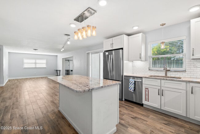 Building Photo - 346 Cyprus Dr