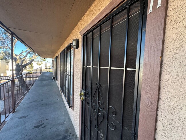 Building Photo - 1 Bedroom Condo close to the Strip and UNLV