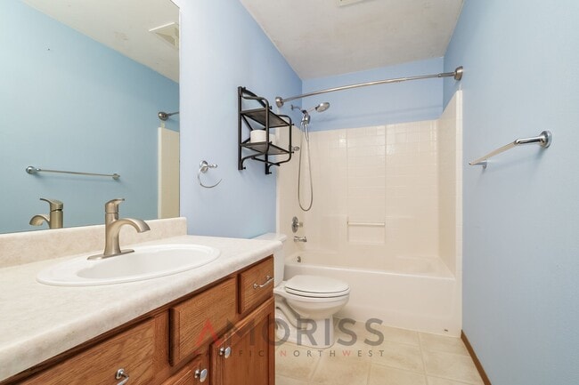 Building Photo - Spacious home in gated community