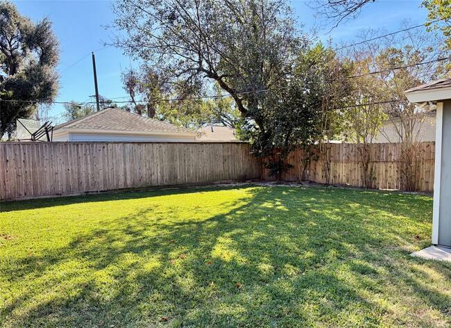 Building Photo - 5019 Poinciana Dr