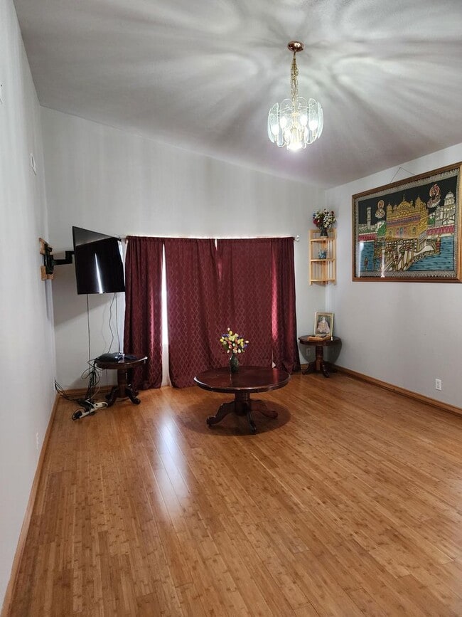 Building Photo - Stunning 4 Bedroom Home with Private Yard ...