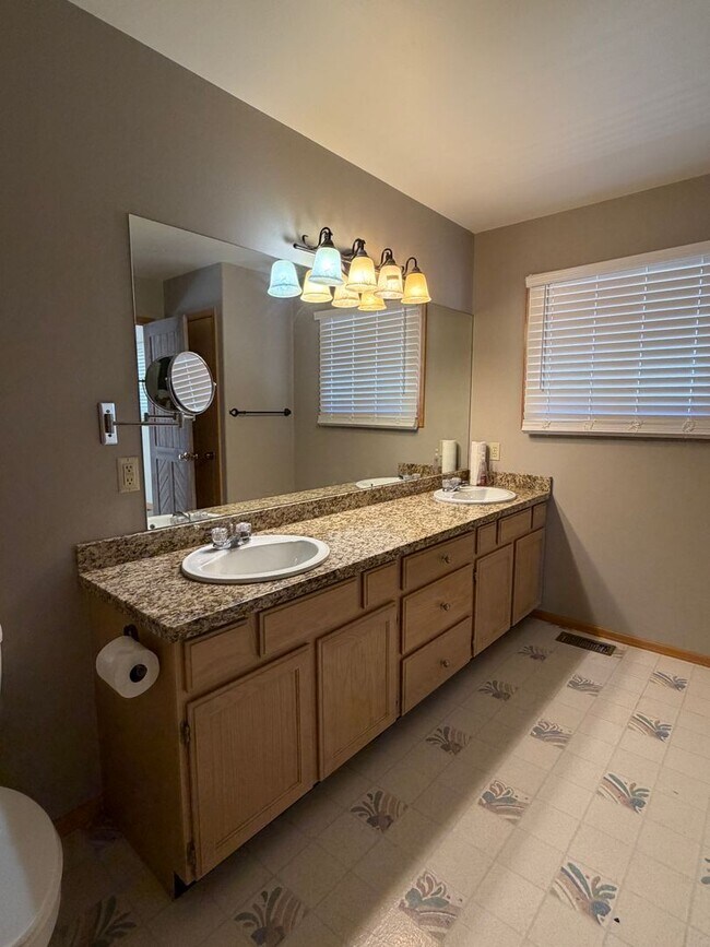 Building Photo - 460 Palmetto Dr