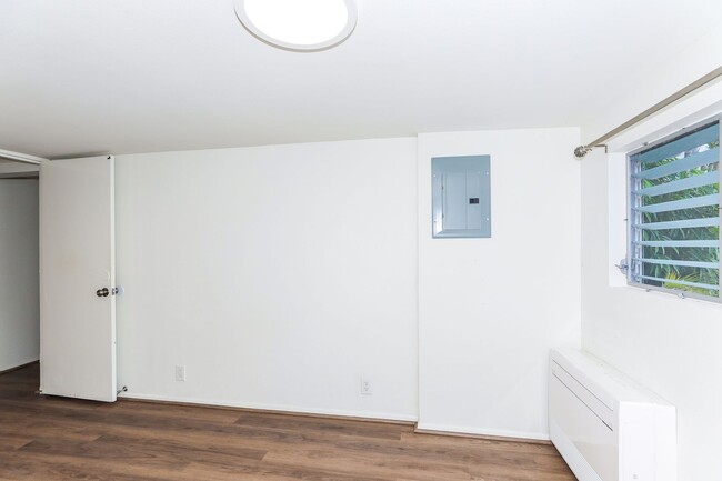 Building Photo - Kahala Avenue Beachside - remodeled 2 bedroom, 1 bath with Luxury Vinyl Plank Flooring