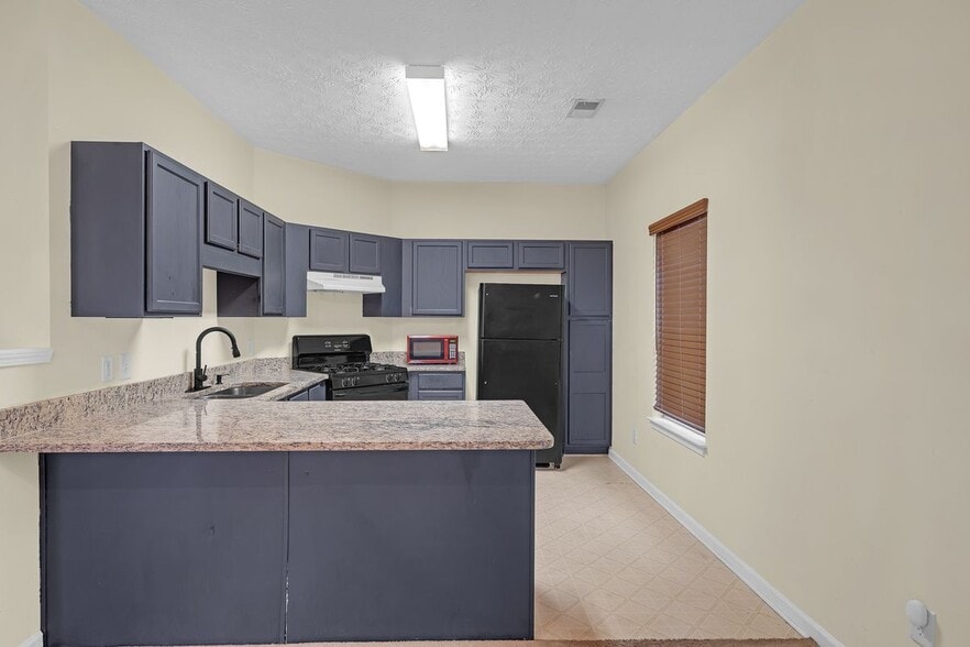 Building Photo - 5475 Hampton Ct