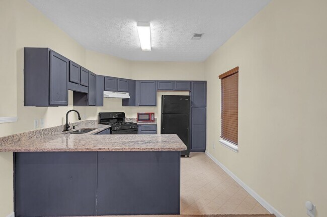 Building Photo - 5475 Hampton Ct